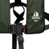 Olivgrüne Automatik-Rettungsweste 165N mit Textil-Harness für optimalen Schutz beim Wassersport. Sichtbar sind Gurte, Clipverschluss und ein aufgedrucktes Segelboot-Logo.