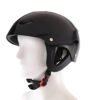 Schwarzer ANBP Sicherheits Schutz Helm mit 11 Atemlöchern auf anatomischem Modellkopf, ideal für Wassersport wie Kajakfahren und Paddeln