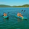 Aqua Marina aufblasbares Kajak für zwei Personen im Wasser, ideal für Abenteuer und Wassersport, mit Paddel und Trockentasche.