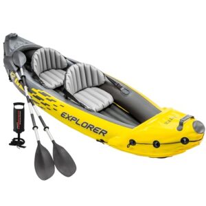 Aufblasbares Kajak Explorer K2 in leuchtendem Gelb, ideal für zwei Personen, ausgestattet mit bequemen Sitzen, Paddeln und einer Handpumpe für höchste Funktionalität auf dem Wasser.