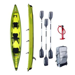 Set eines aufblasbaren Kajaks in leuchtendem Grün mit zwei Sitzen, zwei Paddeln und einer Pumpe, ideal für Wassersport-Abenteuer.