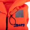 Orangefarbene Rettungsweste BRAVISSIMO für Kinder und Erwachsene mit Sicherheitsmerkmalen wie Signalpfeife, Reflektoren und ergonomischem Design für optimalen Tragekomfort und Bewegungsfreiheit.