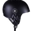 Schwarzer Wakeboard-Helm von Jobe mit abnehmbaren Ohr-Polstern und justierbarem Riemensystem für optimalen Sitz und Sicherheit beim Wassersport.