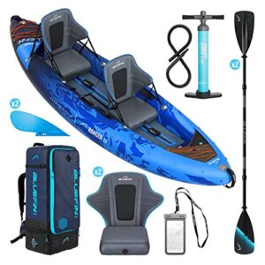 Bluefin Ranger aufpumpbares Kajak für zwei Personen in blau mit Zubehör für Kajaktouren, inklusive Pumpe und Paddel.