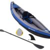Aufblasbares Kajak in Blau und Grau für einen Personengebrauch mit komfortablem Sitz, Paddel und Zubehör, ideal für Wassersport und Freizeitaktivitäten.