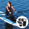 Sportlerin im Ruderboot mit schwarzem Neoprenanzug und speziellen Ruderhandschuhen, die Komfort und Grip bieten. Im Hintergrund glitzert das Wasser unter Sonnenschein.