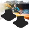 Zwei Paar schwarze Paddelhandschuhe für Wassersportarten, ideal für Kajakfahren, Rudern und Rafting, auf weißem Hintergrund. Im Hintergrund ein Mann im Kajak, der begeistert paddelt.