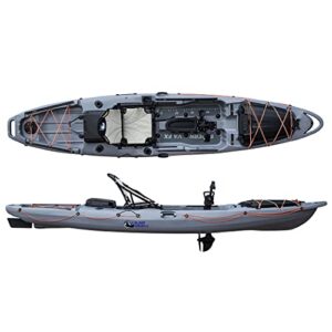 Das Galaxy Kayaks Supernova FX Sit-on-Top-Kajak in Graphitfarbe zeigt eine stromlinienförmige Form mit offenem Cockpit und orangefarbenen Gummibändern zur Sicherung von Ausrüstung. Das Bild stellt das Kajak sowohl in Draufsicht als auch in Seitenansicht dar, inklusive einem kleinen Antrieb zur einfacheren Navigation.