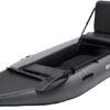 Savage Gear Highrider Kayak 330 Angelboot in dunklem Grau mit gepolstertem Sitz und Haltegriffen, ideal für Angler und Outdoor-Enthusiasten.