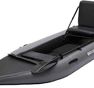 Savage Gear Highrider Kayak 330 Angelboot in dunklem Grau mit gepolstertem Sitz und Haltegriffen, ideal für Angler und Outdoor-Enthusiasten.