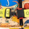 Bunte HonuNautic Feststoff Rettungsweste für Kinder in Gelb Blau mit maritimen Motiven, geeignet für Kinder von 10 bis 20 kg, sicher und komfortabel für Wasseraktivitäten.