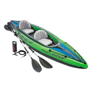 Aufblasbares Kajak in kräftigem Grün für zwei Personen mit ergonomischen Sitzen, Paddeln und Handpumpe, ideal für Wassersportabenteuer.