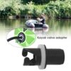 Kajak Ventiladapter und Pumpenadapter für Schlauchboote, dargestellt in einer idyllischen Gewässerlandschaft mit Angler in einem Kajak.