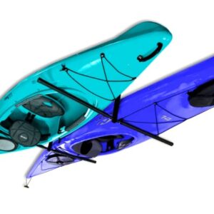 StoreYourBoard 2 Kajak-Deckenregal mit zwei sicher hängenden Kajaks in Türkisblau und Lila, ideal zur platzsparenden Aufbewahrung von Kajaks bis 68 kg.