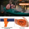 Mann im grünen Kajak mit Paddelleine, die orangefarbene Bänder zur Sicherung von Paddeln oder Angelruten zeigt, ideal für Wassersport und Outdoor-Aktivitäten.