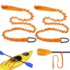Zwei elastische Kajak Paddelleinen mit Karabinerhaken zur sicheren Befestigung von Paddel und Angelausrüstung, vor einem gelben Kajak und einem Paddel in orange und blau.