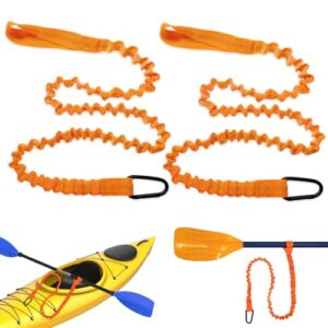 Zwei elastische Kajak Paddelleinen mit Karabinerhaken zur sicheren Befestigung von Paddel und Angelausrüstung, vor einem gelben Kajak und einem Paddel in orange und blau.