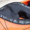 Schwarze Kajak Spritzdecke aus SBR-Neopren, die Wasser abdichtet und für komfortable Paddelausflüge sorgen, mit elastischen Trägern für einen sicheren Sitz.