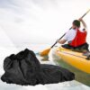 Kajak Spritzdecke aus robustem Nylon in schwarz, die zusammengefaltet im Vordergrund eines Kajak-Abenteuers liegt. Ideal für den Schutz gegen Wasser und Schmutz während des Paddelns.