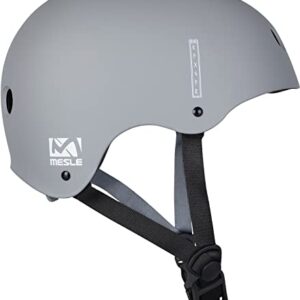 Modischer Wassersporthelm Ragnar von Mesle in mattem Grau mit abnehmbaren Ohrenschützern, ideal für Kitesurfen, Wakeboarden und Kajakfahren.