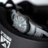 Detailaufnahme des Mesle Wassersport Helms Ultuna mit abnehmbarem Ohrenschutz, geeignet für Wakeboarden, Kajaken und Kite-Surfen, zeigt ergonomischen Verstellmechanismus und gepolstertes Innenfutter.