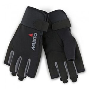 Schwarze Musto Essential Sailing kurze Fingerhandschuhe für Erwachsene Unisex, ideal für Sommeraktivitäten im Freien, aus strapazierfähigem und flexiblem Material mit abgeschnittenen Fingerspitzen für maximale Beweglichkeit.
