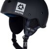 Schwarzer Mystic MK8 Helm für Wassersport einschließlich Surfen, Kiten und Wakeboarden, bietet Sicherheit und Komfort mit verstellbaren Polstern und atmungsaktiven Bereichen.