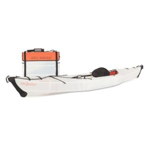Faltbares Kajak Oru Kayak Beach LT mit eleganter Form und orangefarbenen Details, ideal für Freizeitpaddeln auf Seen und Flüssen, verpackt in einer praktischen Tragetasche.