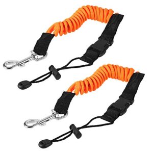Zwei orangefarbene Kayak Paddelleinen mit spiralförmiger Struktur und Metallkarabinern zur Sicherung von Paddeln und Angelruten auf dem Wasser.