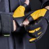 Nahaufnahme professioneller Segelhandschuhe mit langen Fingern und nackten Fingerspitzen für Wassersport, schwarz und gelb, ideal für Segeln, Paddelsport, Kajakfahren und Windsurfen.