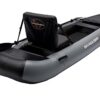 Savage Gear Highrider Kayak 330 Angelboot in Grautönen, ergonomischer hoher Sitz und rutschfeste Oberfläche für Angler und Outdoor-Enthusiasten.
