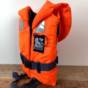 Orangefarbene Secumar Rettungsweste Bravo für Kinder von 20 bis 30 kg mit hochwertigem Auftrieb von 100 N, reflektierenden Streifen und stabilem Clip-Verschluss.
