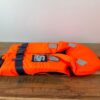 Secumar Rettungsweste Bravo für Kinder von 20 bis 30 kg, orangefarbene Schwimmweste mit hohem Auftrieb für optimalen Schutz beim Schwimmen.