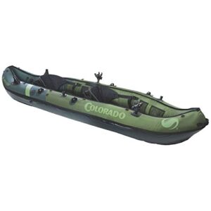 Sevylor Kayak Colorado HF C001 in dunklem Grün mit helleren Details, geeignet für Freizeitaktivitäten auf dem Wasser, zeigt die robuste Konstruktion und Funktionen für Paddler.