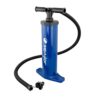 Manuelle Luftpumpe in blauer Farbe für aufblasbare Kajaks und Luftmatratzen, mit T-förmigem Handgriff und flexiblen Schlauch, ideal für Wasseraktivitäten.