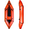 Leichtes, aufblasbares PackRaft in leuchtendem Orange für Outdoor-Abenteuer und Bikepacking, ausgestattet mit gepolstertem Sitz und Gurten zur Stabilisierung.