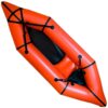 Leichtes und kompaktes aufblasbares Kajak in leuchtendem Orange, ideal für Bikepacking und Abenteuer auf Gewässern.