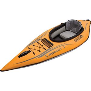 Advanced Elements Kajak Lagoon AE-1031-O in leuchtendem Orange mit aerodynamischer Form, geeignet für Abenteuer auf Seen und ruhigen Flüssen.