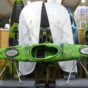 Kajak für Touren und Freizeit, schnelles und kippstabiles Design, zwei verschließbare Stauräume, Steueranlage mit Seilzug und Curryklemme, ergonomisch geformter Sitz