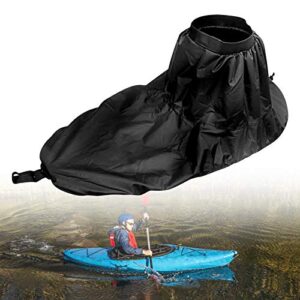 Kajak-Sprührock Universal aus wasserdichtem Nylon über der Öffnung eines Kajaks, schützt Kajakfahrer vor Wasser und Schmutz während des Paddelns.