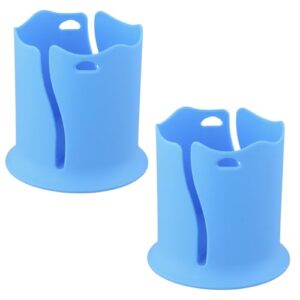 Zwei robuste, leuchtend blaue Getränkehalter aus Kunststoff für Kajaks und Paddleboards, die verschiedene Bechergrößen sicher halten.