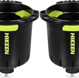 Zwei Hikeen-Boots-Getränkehalter mit geschlossenen Lids sitzen nebeneinander. Die Boots sind identisch und haben die gleiche Farbe. Jedes Lid ist über dem jeweiligen Bootshalter geschlossen. Auf beiden Bootshaltern und den Lids steht der Schriftzug 'Hikeen' in gelben und weißen Buchstaben.