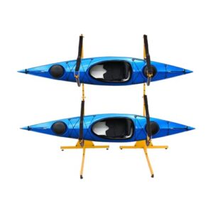 Zwei blaue Kajaks an einem Stand mit verstellbarer Höhe. Die Kajaks sind senkrecht aufgestellt und am Stand mit Bungeecords gesichert.