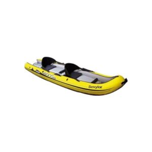 Ein gelbes aufblasbares Kajak in der Form einer Banane mit 'Sevylor' darauf. Das Kajak wird vor dem Gebrauch aufgepumpt und kann wie ein Sit-on-Top-Kajak getragen werden.