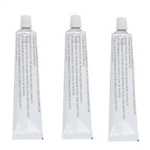 Drei weiße PVC-Tuben eines Produkts zur Reparatur von Luftmatratzen, Wasserbetten und aufblasbaren Booten. Das Produkt ist multifunktional und wasserdicht.