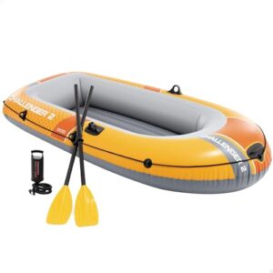 Ein aufgeblähtes Boot mit schwarzen und gelben Paddeln vor ihm. Das Boot ist überwiegend orange und weiß, das Wort 'Challenger' ist darauf geschrieben.